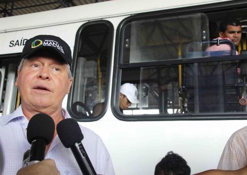 Prefeito vai a terminais de ônibus e cobra cumprimento da Lei do Troco